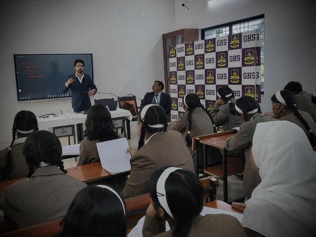 MD Afsar Hussain teaching an AI and no-code workshop to school students in Ranchi